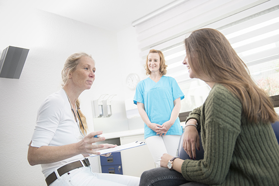 Zahnarzt-Praxis Dr. Birgit Knop Patient im Gespräch mit freundlicher Ärztin