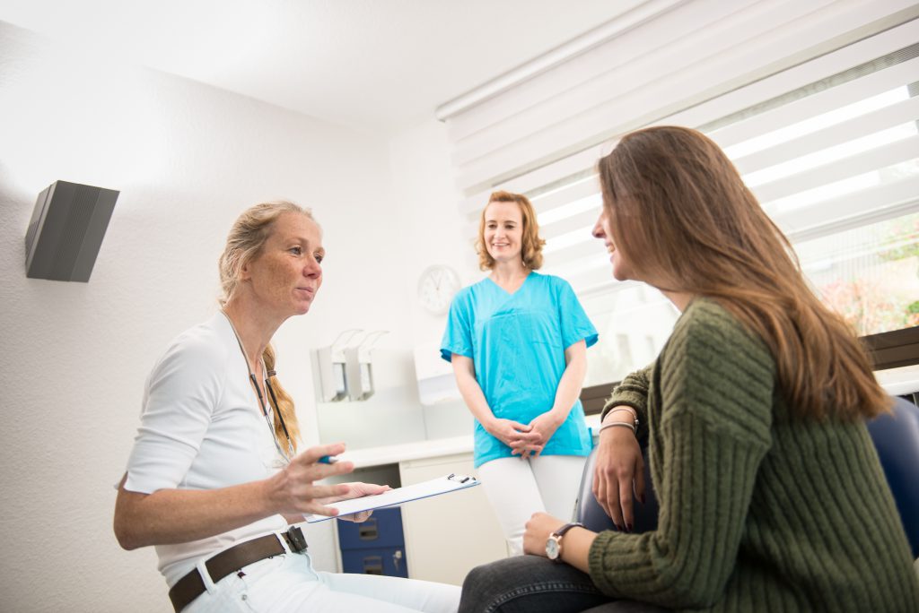 Zahnarzt-Praxis Dr. Birgit Knop Patient im Gespräch mit freundlicher Ärztin