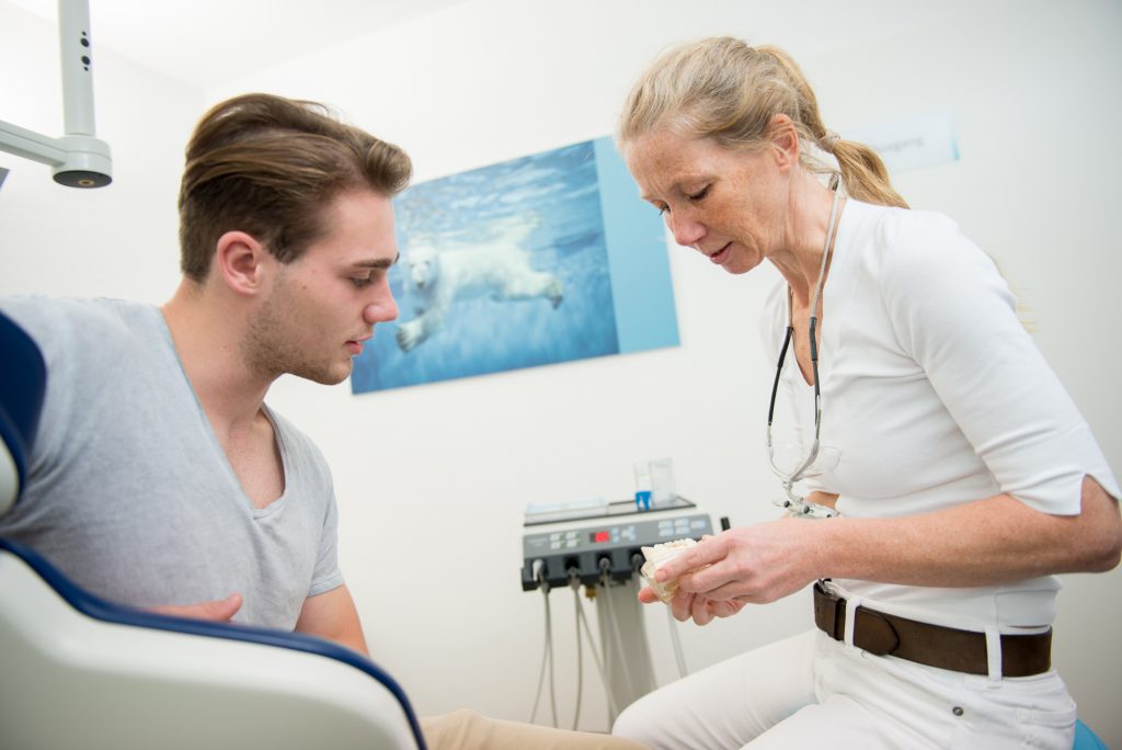 Zahnarzt-Praxis Dr. Birgit Knop Patient im Gespräch mit freundlicher Ärztin