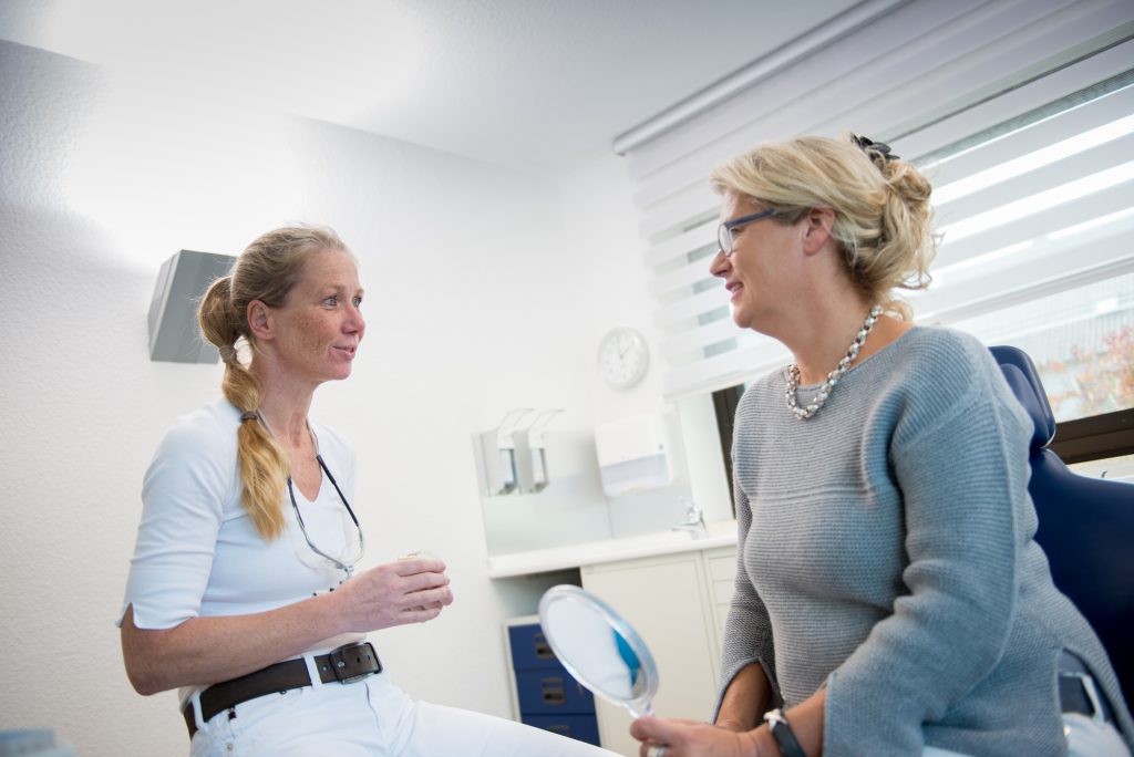 Vorgespräch zwischen Dr. Birgit Knop und einer Patientin